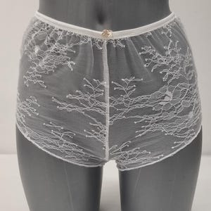 Spitzen Unterwäsche Handgefertigte WEISSE Spitzen Shorts für Frauen, hergestellt in Frankreich. mit goldenen oder silbernen Buchstaben-Initialen personalisiert