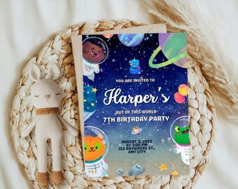 Può includere: Un invito a una festa di compleanno a tema spaziale di colore blu e viola con un cane, un gatto e una rana di cartoni animati che indossano tute da astronauta. L'invito dice "You are invited to Harper's Out of this World 7th Birthday Party" e include la data, l'ora e il luogo della festa.