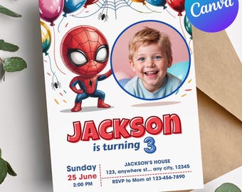 Può includere: Un invito di compleanno con un personaggio dei cartoni animati di Spider-Man e la foto di un bambino sorridente. L'invito include il nome "Jackson", l'età "3", la data, l'ora e i dettagli dell'indirizzo. Palloncini e una ragnatela decorano la parte superiore.