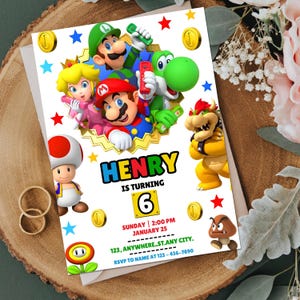 Op de afbeelding: Een kleurrijke verjaardagsuitnodiging met Mario, Luigi, Princess Peach, Yoshi en andere personages. De uitnodiging luidt "HENRY IS TURNING 6" met evenementdetails. Gouden munten en sterren versieren het ontwerp.