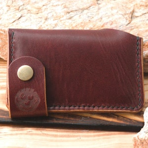 Cartera de cuero con dos bolsillos y tres compartimentos Moab con tarjetero y cierre a presión