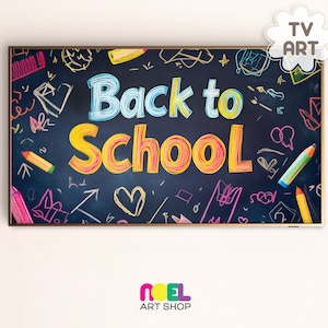 以下が含まれることがあります： 暗い青色の背景に「Back to School」の文字が明るい青と黄色で描かれ、カラフルな鉛筆と落書きのイラストで囲まれた長方形のアートワーク。 アートワークは額装されており、雲の形をしたグラフィックに「TV ART」の文字が含まれています。