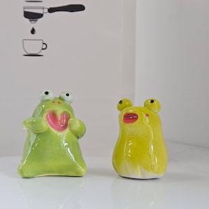 手作りの陶器製カエルの置物：奇妙な彫刻アート、かわいいカエル