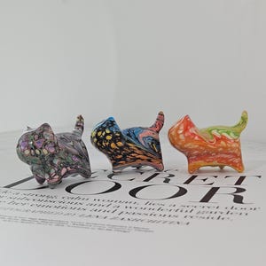 Hand-Painted Wooden Cat Figurine: Lacquer Finish, Desktop Decor
