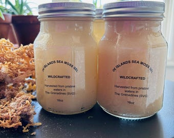 Puede incluir: Dos frascos de vidrio llenos de un gel beige claro, etiquetados "DE ISLANDS SEA MOSS GEL" y "WILDCRAFTED". La etiqueta también dice "Harvested from pristine waters in The Grenadines (SVG) 16oz".