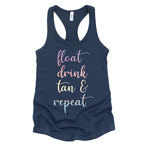 以下が含まれることがあります： レインボーグラデーションで「float drink tan & repeat」と書かれたネイビーブルーのタンクトップです。