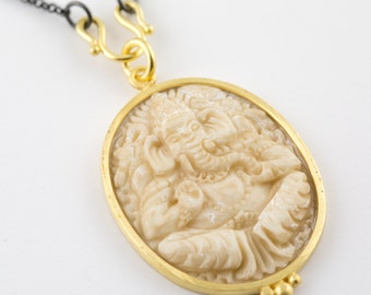 Handgesneden Ganesha-hanger: buffelbeen, 22 kt goudvermeil, geoxideerde zilveren ketting