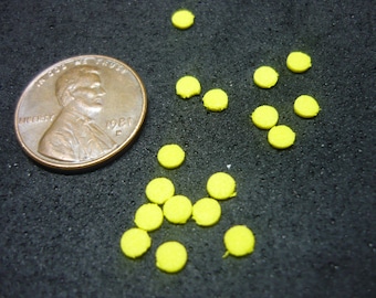 Miniatura de plástico en miniatura con forma de gota de limón amarillo, casa de muñecas, escala 1/12
