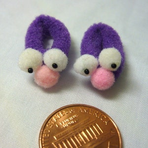 Purple Googlie Occhi Monster Slippers Miniatura 1/12 scala per Dollhouse, Fathouses, Printers Drawer, Knick Knack Shelves