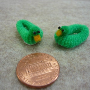 Grandes zapatillas de pato verde miniatura 1 - 12 patos escala para su casa de muñecas, casa de hadas, o cajón de impresoras