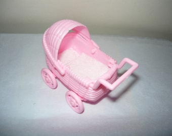 Pink Miniature Doll Buggy 1:12 Scale Pram Baby Stroller Carriage with White Blankets for Dollhouse Printers Drawer Doll House Accessory