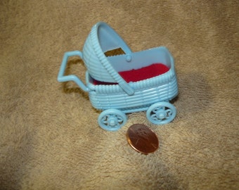 Blue Miniature Doll Buggy 1:12 Scale with Red Blankets  Pram Baby Stroller Carriage for Dollhouse Printers Drawer Doll House Accessory