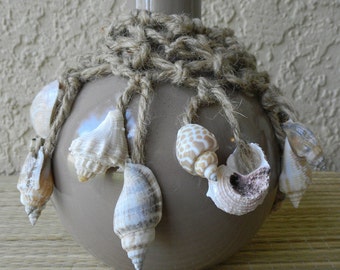Jarrón de cerámica adornado con conchas marinas, tejido a mano, beige/gris topo