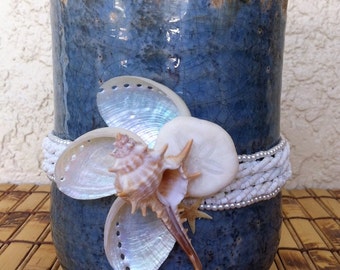 Jarrón de cerámica con conchas marinas, decoración primitiva en azul denim
