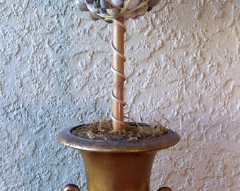 Topiario de conchas marinas, urna dorada, decoración costera, elegante centro de mesa