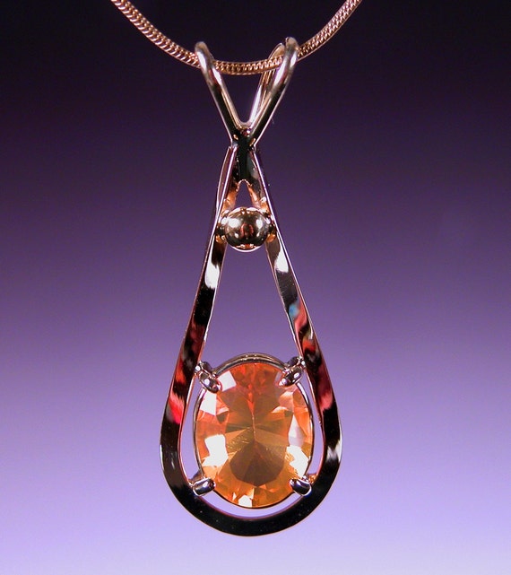 Opal Pendant in 18 karat Gold SWEET FIRE