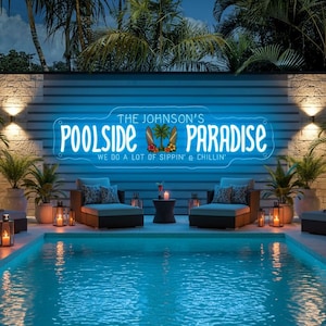 Könnte beinhalten: Nachtszene eines Poolbereichs mit einem Neon-Schild "Poolside Paradise". Das blaue Schild hat ein tropisches Thema. Der Pool ist von Liegestühlen, Palmen und Laternen umgeben.