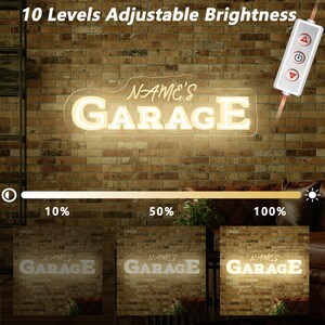 K&ouml;nnte beinhalten: Ein Neon-Schild mit der Aufschrift "NAME'S GARAGE" in Wei&szlig;, vor einer Backsteinmauer. Das Bild zeigt die Helligkeit des Schildes bei 10 %, 50 % und 100 %, gesteuert durch eine Fernbedienung. Der Text "10 Levels Adjustable Brightness" ist sichtbar.