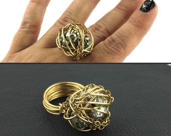 Glittrande pyritbunden ring som rockar storlek 10