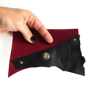 Cartera de tarjeta de visita de cuero de ante rojo burdeos / Diseño sostenible con cuero reciclado / Hecho a mano por el diseñador