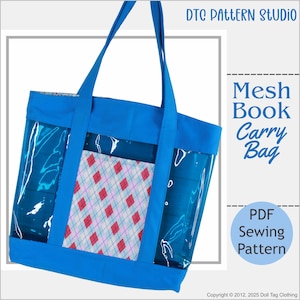 Puede incluir: Una bolsa de mano azul con paneles de plástico transparente en los lados. La bolsa tiene un bolsillo a cuadros en la parte delantera y un asa en la parte superior. El texto "Mesh Book Carry Bag" y "PDF Sewing Pattern" está en la imagen.