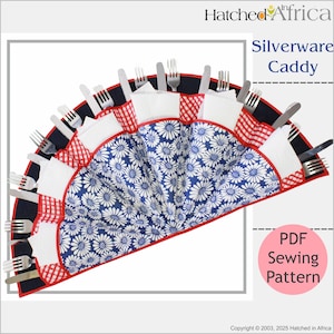 Puede incluir: Un patrón de costura PDF para un caddy de cubiertos azul y blanco floral con detalles en cuadros rojos y blancos. El patrón se titula "Silverware Caddy" e incluye el texto "Hatched Africa" y "PDF Sewing Pattern".
