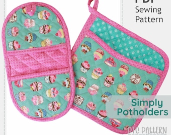 Könnte beinhalten: Ein gestepptes Ofenhandschuh- und Topflappen-Set. Das Set hat einen türkisfarbenen Hintergrund mit einem Cupcake-Muster, akzentuiert mit rosa Besatz. Der Text "Simply Potholders" und "PDF Sewing Pattern" ist sichtbar.