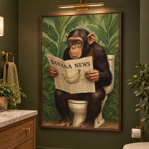 Grappige apenposter voor de gastenbadkamer – aap met krant, tropische badkamerdecoratie zonder lijst.