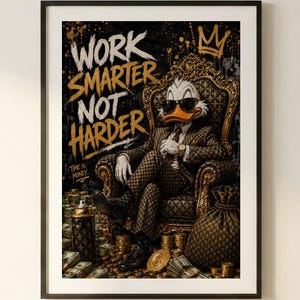 Könnte beinhalten: Ein gerahmter Wandkunstdruck mit einer Cartoon-Ente in Anzug und Sonnenbrille, die auf einem verzierten goldenen Stuhl sitzt. Der Text lautet WORK SMARTER NOT HARDER. Der Hintergrund zeigt Goldmünzen, Geldbündel und einen Geldsack in dunklen Tönen.
