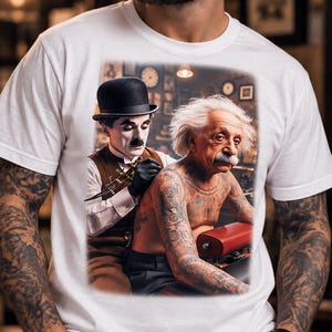 Einstein Tattoo T-shirt – Charlie Chaplin tatuerar Albert Einstein, unisex tröja i vintagestil