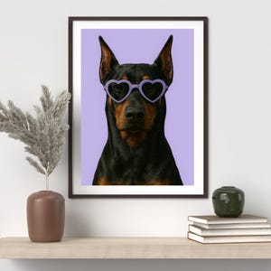 Dobermann mit Brille, lustige Wanddeko Tierportrait, Herzbrille Hundekunst, modernes Tierposter, Cooles Hunde Poster