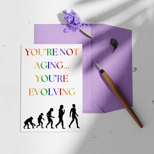 Não envelhecendo - Evoluindo - Cartão de aniversário engraçado