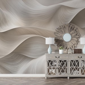 Peut inclure: Un buffet en bois blanc avec des portes en verre et deux tiroirs. Le buffet a un motif géométrique sur les portes en verre. Le buffet est devant un mur avec un motif abstrait beige.