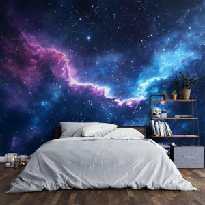 Peut inclure: Une chambre à coucher avec une fresque murale sur le thème de la galaxie. La fresque représente une nébuleuse tourbillonnante de teintes roses et bleues sur un fond bleu foncé avec des étoiles blanches. Un lit gris avec une literie blanche se trouve au premier plan.
