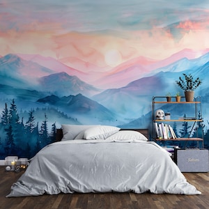 Murale con paesaggio montano sereno, cielo al tramonto e foresta nebbiosa, alba morbida ad acquerello, orizzonte luminoso staccabile e attaccabile, natura calma e meravigliosa
