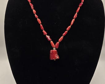 Rote Koralle Halskette mit Natürlichem Zweig Anhänger - Tibet Silber Knebelverschluss - Chunky Statement Halskette