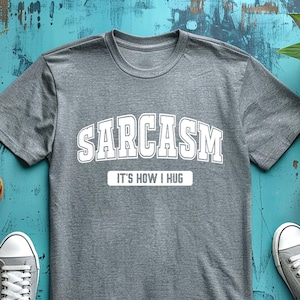 Sarcasmo è come abbraccio T-shirt / Abbigliamento umoristico per adulti / Abbigliamento con citazione sarcastica / Maglietta di cotone con detto divertente / Maglietta regalo impertinente / Top alla moda