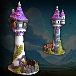 Peut inclure: Deux figurines décoratives en forme de tour avec des toits violets, des accents blancs et roses et de petites fenêtres. Une tour a une clôture en bois et du feuillage vert. L'autre tour a une base en pierre et plus de feuillage. Le fond présente un paysage avec des montagnes et un ciel nuageux.