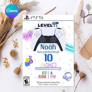 Puede incluir: Un mando de videojuego Playstation 5 blanco y azul con un fondo rosa y azul neón. El texto "LEVEL UP" está en azul y blanco. El texto "Noah ha alcanzado el nivel 10" está en negro. La fecha "07:4 JUNIO PM" está en azul y blanco. El texto "123 anywhere St, Any City" está en negro. El texto "RSVP TO MOM: 123-456-7890" está en negro. La imagen es una invitación de cumpleaños para un niño que ha alcanzado el nivel 10 en un videojuego.