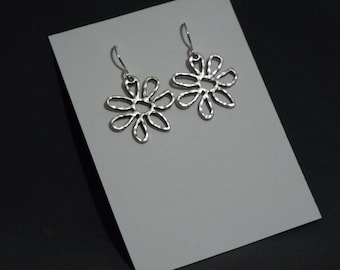 3/4 "Charm Hammered Daisy Matte Silver earrings Botanical Flower Floral Garden sterling silver ear wires geometric art deco artisan bohemian