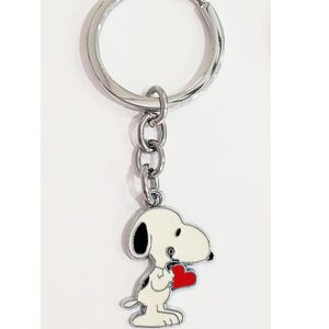 Llavero con dije de SNOOPY ENAMORADO, personaje de Peanuts, llavero, anillo o bolso, mochila, chaqueta, bolso de pañales, bolso, billetera, etc., accesorio, corazón rojo