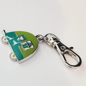 HAPPY CAMPER Charm RV Trailer Camping Cremallera Tirador Clip para Monedero Cartera Mochila Bolso de Pañales Teléfono Celular o Mascota Gato Perro Collar Joyería