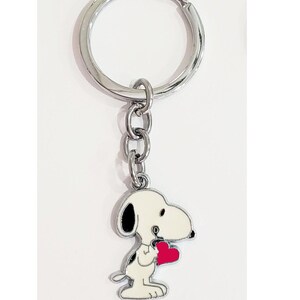 Llavero con dije de SNOOPY ENAMORADO, personaje de Peanuts, llavero, anillo o bolso, mochila, chaqueta, bolso de pañales, bolso, billetera, etc., accesorio, corazón rosa fuerte