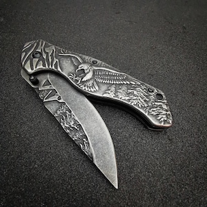 Klappmesser Dragon für Herren – Einsatzmesser, geschnitzte Klinge, Survival-Geschenk, gravierter Griff