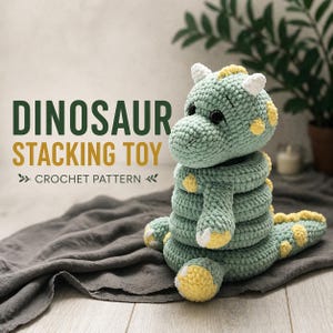 Może przedstawiać: Szydełkowa zabawka do układania w stosy w kształcie dinozaura, w odcieniach zieleni i żółci. Zabawka ma ułożony w stos korpus, głowę dinozaura i małe rogi. Tekst "DINOSAUR STACKING TOY CROCHET PATTERN" jest wyświetlany w kolorze zielonym i żółtym.