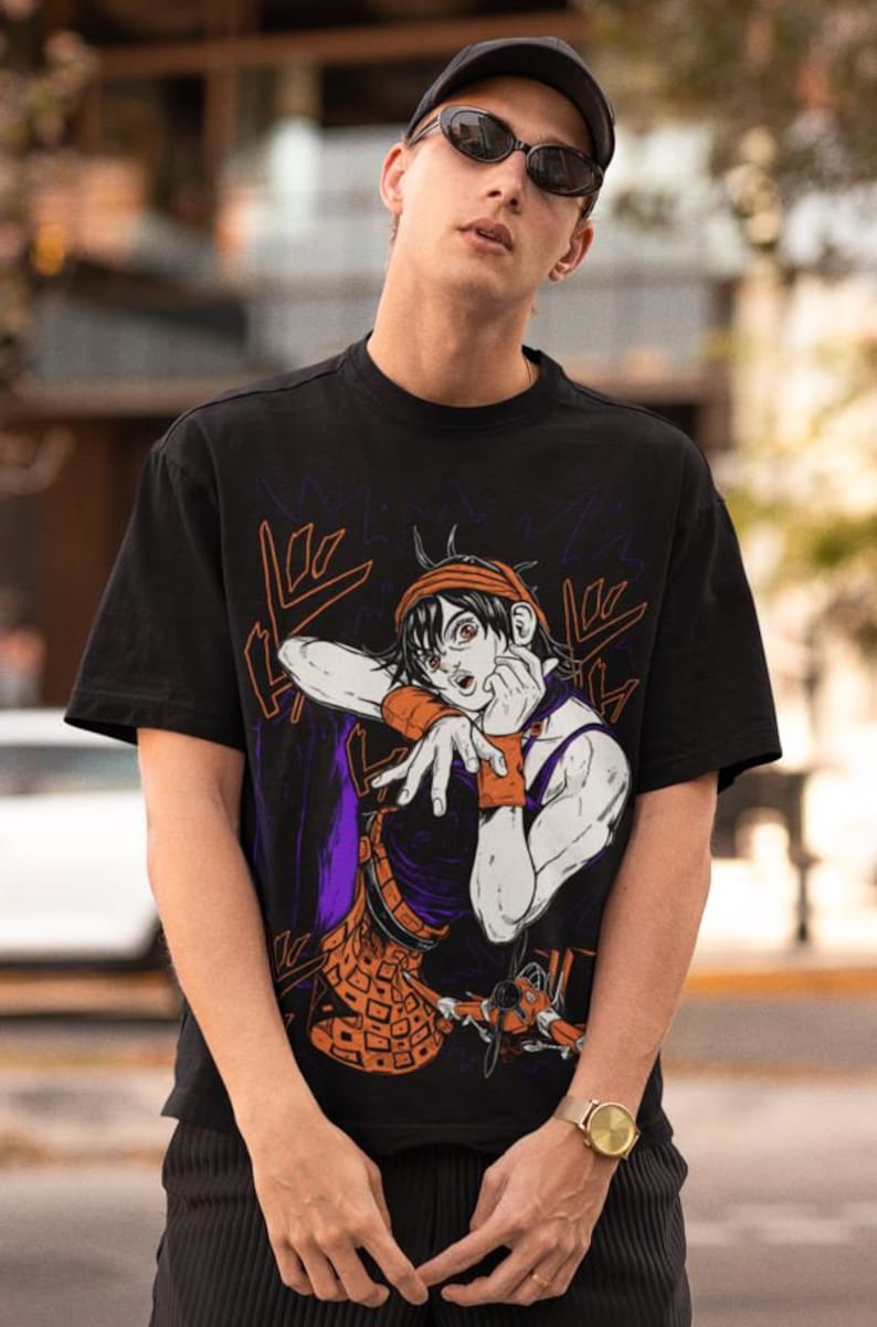 Może przedstawiać: Czarny T-shirt z nadrukiem graficznym postaci z kresk&oacute;wki z pomarańczowymi włosami i fioletową koszulą. Postać trzyma rękę przy twarzy i ma zaskoczony wyraz twarzy. Grafika jest otoczona czarnymi i białymi liniami.