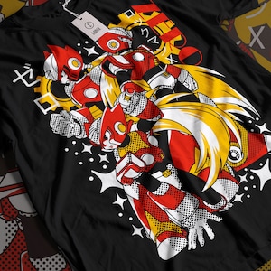Op de afbeelding: Zwart T-shirt met een grafische print van vier rode en gele robots met witte accenten. De robots staan in een dynamische pose met de tekst "ゼロ" en "メガ" in Japanse karakters.