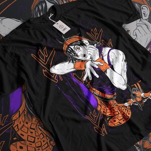 Może przedstawiać: Czarny T-shirt z grafiką przedstawiającą postać z kresk&oacute;wki z pomarańczowymi włosami i fioletowo-pomarańczowym strojem. Postać ma zaskoczony wyraz twarzy i dymkę z japońskim tekstem.