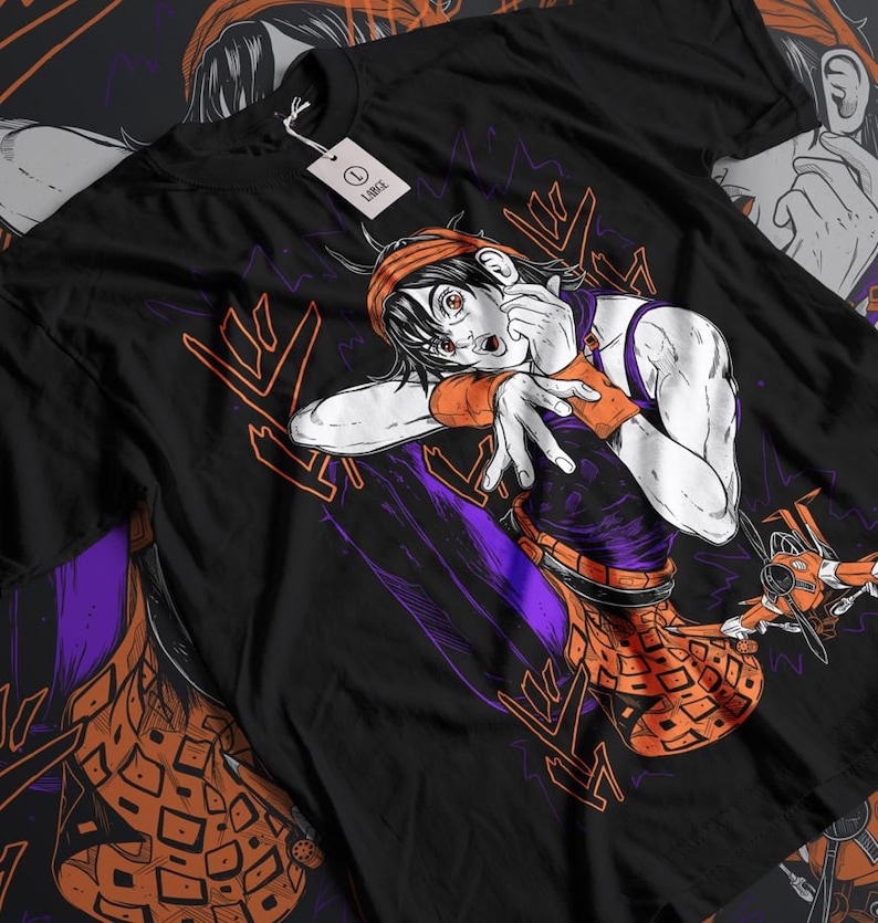Może przedstawiać: Czarny T-shirt z grafiką przedstawiającą postać z kresk&oacute;wki z pomarańczowymi włosami i fioletowo-pomarańczowym strojem. Postać ma zaskoczony wyraz twarzy i dymkę z japońskim tekstem.