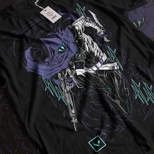 Peut inclure: T-shirt noir avec un motif représentant une figure cagoulée tenant une arme. La figure est entourée d'éclairs bleus et blancs. L'étiquette indique "LURKK".